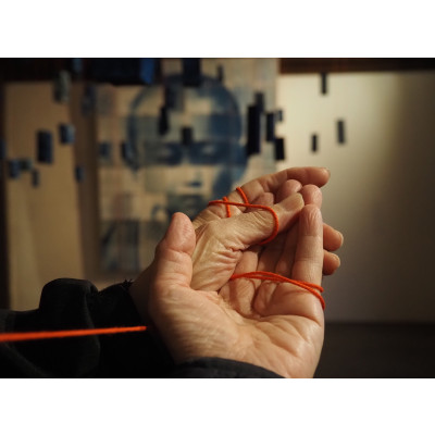 Omoide_Hands_Red_Thread